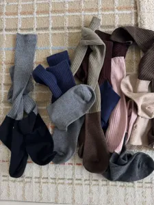 Gros plan détail de chaussettes empilées côtelées color block pour femmes aux diverses couleurs rétro.