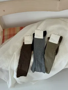 Chaussettes douillettes côtelées en tricot avec design bicolore, chaussettes décontractées.