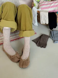 Women's solid color mid-tube split-toe socks, comfortable breathable casual slouchy socks.
