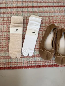 Comfortable solid color split toe tabi mid-tube socks featuring cozy stacking design.
