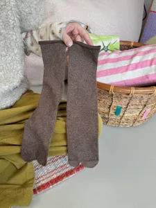 Brown split-toe socks for women, solid color ribbed knit tabi socks with rolled edge comfortable.