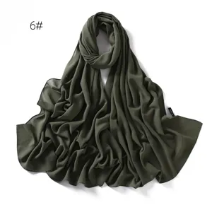Nahaufnahme des weichen einfarbigen Chiffon Hijab Schals mit tollem Fall und Textur.