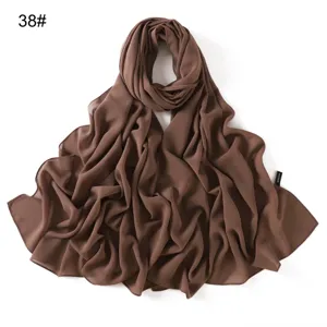 Detailansicht des weichen Chiffon-Schals mit glatter Textur und elegantem Faltenwurf.