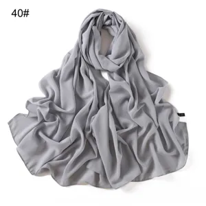 Detailansicht eines glatten grauen einfarbigen Chiffon-Schals, leicht und atmungsaktiv.