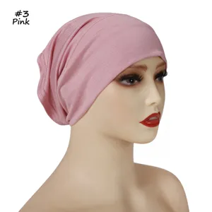 Zijaanzicht detail van de zachte roze binnenste hidjab muts met flexibele elastische stof.