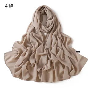 Nahaufnahme des eleganten einfarbigen Chiffonschals mit weicher Textur und edlem Faltenwurf.