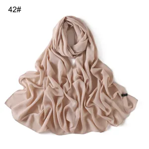 Nahaufnahme von weichem, schlichtem Chiffon Kopftuch, leichtem Stoff, eleganter Fall.