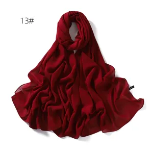 Nahaufnahme des tiefroten einfarbigen Chiffonschals mit weichem Fall und leichtem Stoff.