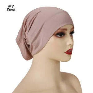 Zachte ademende effen kleur stretch turban muts voor dames in een mooie zandkleur
