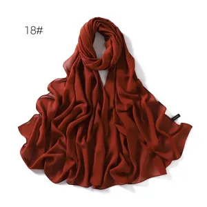 Einfarbiger Chiffon Langschal für Damen, weicher drapierter Hijab in elegantem Rostrot.