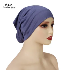 Gedetailleerd zicht op de zachte katoenen turbandop in denimblauwe kleur, zijaanzicht.