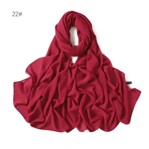 Einfarbiges Chiffon Kopftuch, leichtes und atmungsaktives langes Damentuch in Rotfarbe.