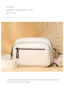 Vue détaillée du sac bandoulière en cuir crème avec double fermeture éclair et sangle.