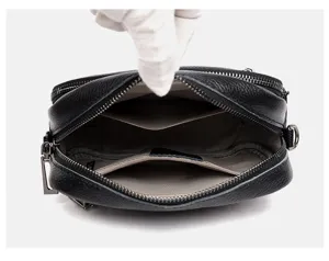 Détail intérieur de pochette homme en cuir véritable double fermeture, sac fourre-tout souple.