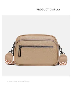Vue détaillée du sac bandoulière pour homme en cuir véritable avec double fermeture éclair.