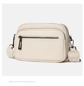 Gros-plan du sac bandoulière en cuir véritable pour hommes avec doubles fermetures.