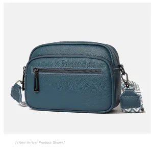 Sac bandoulière en cuir véritable bleu avec double fermeture éclair et sangle élégante.