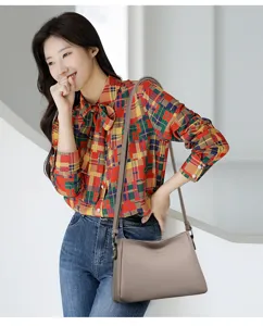 Minimalist women's shoulder bag with adjustable long strap and chic daily style for autumn.