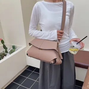 Vue rapprochée du sac porté épaule plissé tendance en taupe avec large bandoulière.