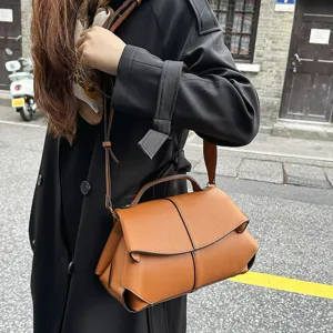 Sac a main marron en cuir, elegant sac porte epaule et bandouliere Boston pour femme chic.