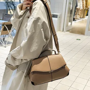 Sac à bandoulière kaki chic pour femme, élégant sac porté main pour un usage quotidien.