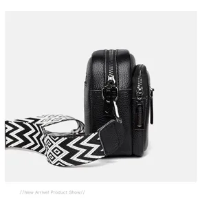 Sac pochette homme en cuir véritable double fermeture éclair avec élégante sangle motif.