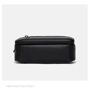 Vue détaillée de la pochette homme en cuir véritable noir, souple, double fermeture éclair.