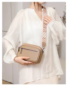 Sac bandoulière décontracté en cuir véritable avec sangle large et double fermeture éclair.