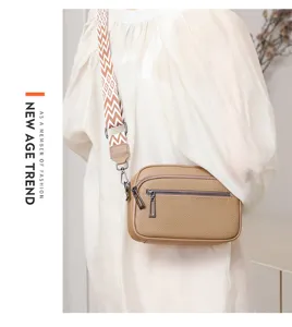 Gros plan sur les détails du sac bandoulière en cuir véritable pour homme avec sangle et poche.
