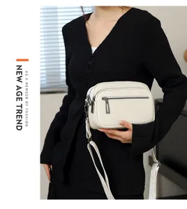 Sac bandoulière en cuir blanc élégant avec double fermeture éclair pour usage quotidien.
