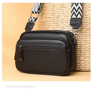 Sac bandoulière en cuir noir pour homme avec large sangle, sac quotidien décontracté élégant.