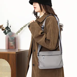 Casual women's shoulder bag, stylish crossbody bag for daily shopping, versatile small square bag.