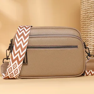 Sac bandoulière marron pour homme en cuir véritable avec sangle large et double fermeture éclair.