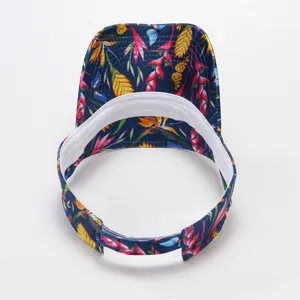 Nahaufnahme des tropischen Blumenmuster Sonnenvisiers mit sauberem Stirnband Detail.
