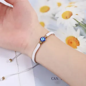 Bracelet tressé blanc mauvais œil avec perles dorées vue détaillée mode féminine