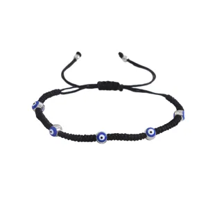 Vue détaillée du bracelet tressé noir avec des perles protectrices contre le mauvais œil bleu.
