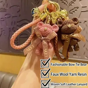 Vue détaillée du porte-clés mignon en peluche d'ours tricoté avec lanière en cuir tressé.