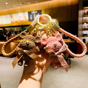 Porte-clés en peluche ours au crochet mignon pendentif de sac avec sangle tressée et ruban cadeau.