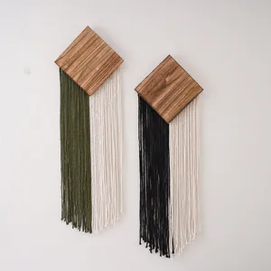 Suspension murale macramé en bois losange fait main déco bohème glands coton chambre.
