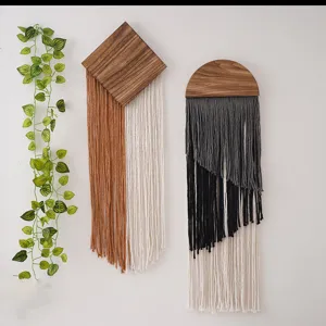 Gros plan de suspension murale bohème, tapisserie en corde de coton avec panneau en bois.