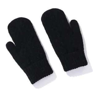 Moffole invernali in maglia nera con calda fodera in pile, spessi guanti termici.