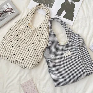 Casual τσάντα shopper από καμβά με καρό και καρδιές, ιδανική για καθημερινή χρήση και αγορές.