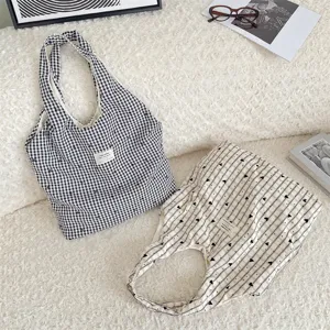 Υφασμάτινη τσάντα shopper με καρό μοτίβο και καρδιές για καλοκαιρινή casual χρήση.