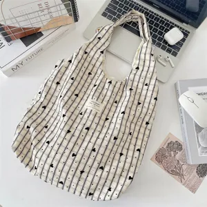 Καθημερινή τσάντα shopper από καμβά με μαύρες ρίγες και καρδιές για καθημερινή χρήση.