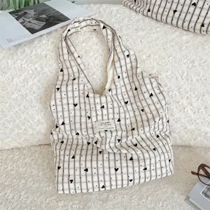 Casual τσάντα ώμου από καμβά με chic καρό και σχέδιο καρδιάς για καθημερινή χρήση.