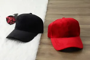 Vue détaillée de la casquette de baseball en velours uni avec texture douce en automne.