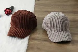 Fashionable corduroy baseball cap for men and women, warm autumn and winter casual duckbill hat.