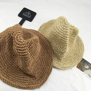Vue détaillée de chapeaux de paille marron et beige, parfaits pour la plage et l'été en extérieur.