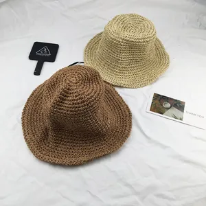 Chapeau de paille vue detail, chapeau de plage anti-soleil d'ete avec texture tressee.