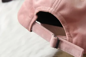 Casquette de baseball en velours rose détail de sangle arrière et boucle en métal style quotidien